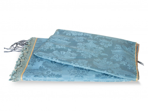 Dos fragmentos de tela en muaré azul, uno más grande y con 