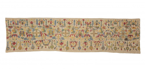 Sarga con hilos bordados de color decorada con pájaros, flo