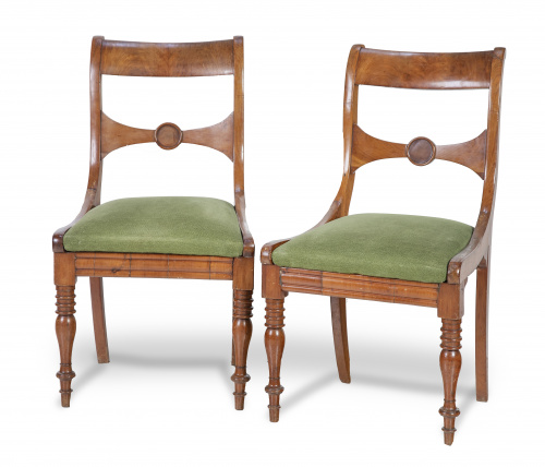 Pareja de sillas de madera de caoba.Francia, h. 1840.