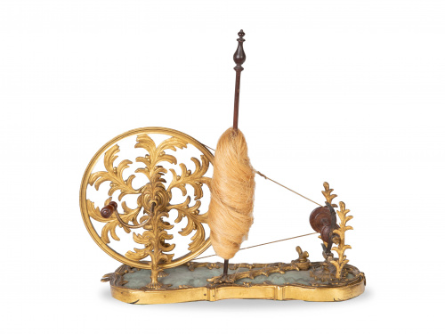 Rueca de bronce dorado, madera y tela.Francia, S. XIX.