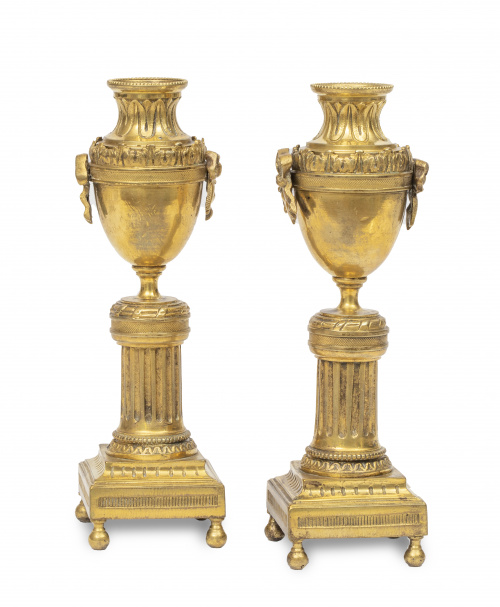 Pareja de "cassolettes" de bronce dorado de estilo Luis XVI