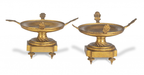 Pareja de tazzas de bronce dorado.Francia, pp. del S. XIX.