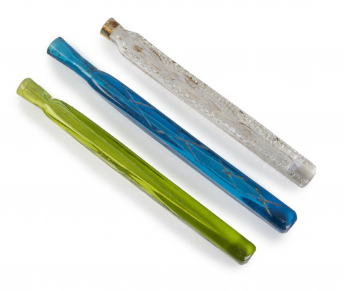 Juego de tres esencieros de cristal azul, verde y transpare