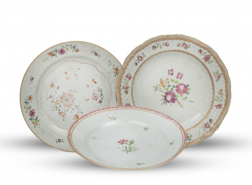 Lote de tres platos de porcelana de Compañía de Indias de "