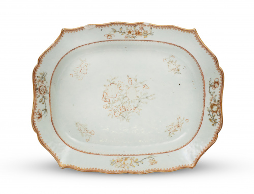 Fuente ingletada de porcelana esmaltada con flores.Compañ