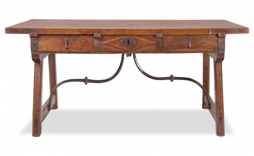 Bufete de madera de nogal, con tres cajones en el frente.