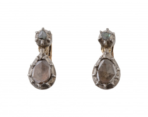 Pendientes S. XIX con diamantes rosas en forma de perilla, 