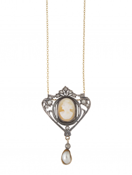Pendentif de pp. S. XX con centro de camafeo en concha bico