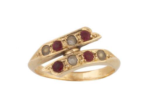 Sortija de pp. S. XX con dos brazos abiertos en el frente d