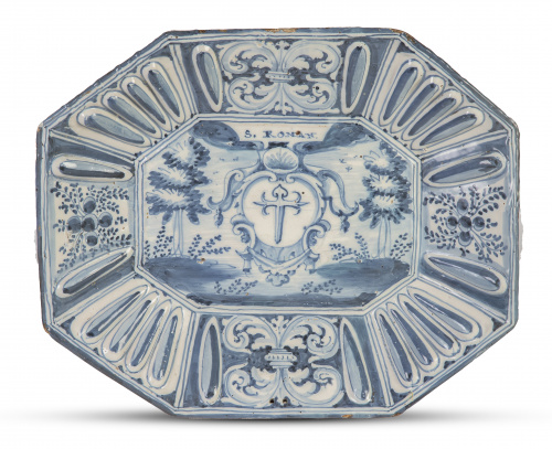 Fuente achaflanada de cerámica esmaltada en azul de cobalto