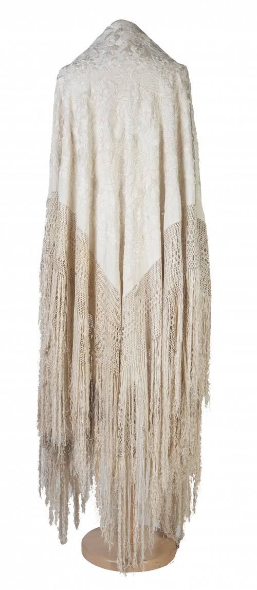 Mantón de "Manila" en seda, bordado con hilos del mismo col