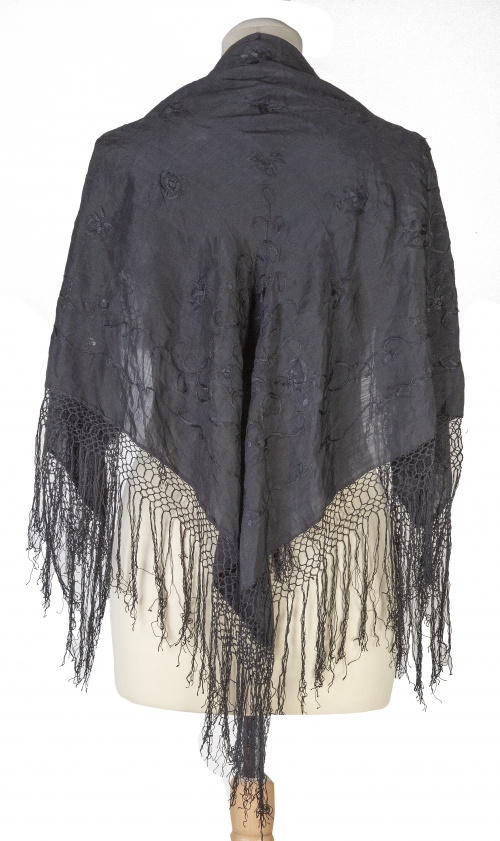 Mantoncillo de "Manila" en negro bordado con flores, S. XIX