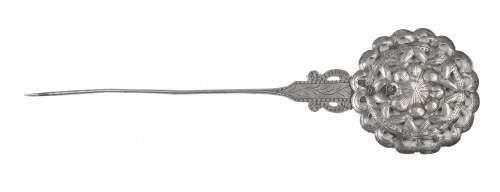 Tupu de plata con decoración grabada, con forma de flor.P