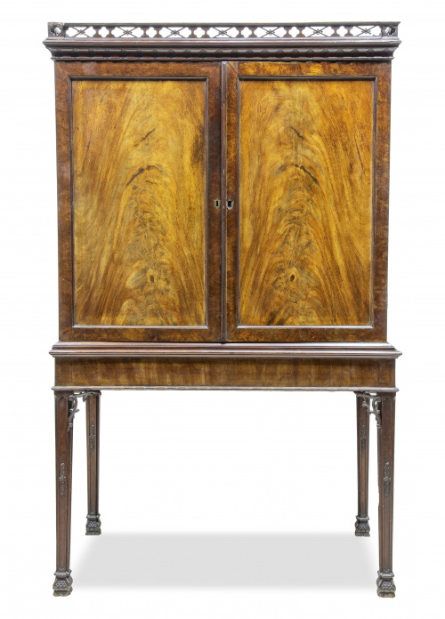 Cabinet Chippendale de madera de caoba y palma de caoba.I