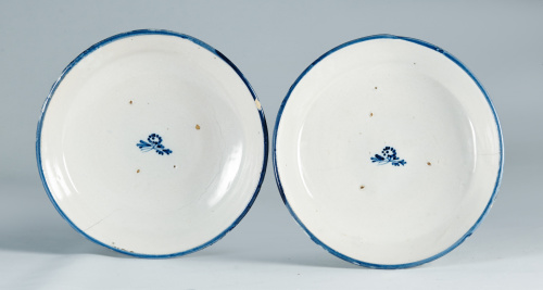 Pareja de platos acuencados de cerámica esmaltada en azul c