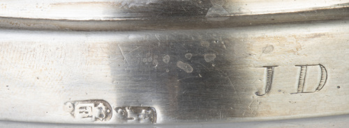 Pareja de candeleros Carlos IV en plata española punzonada.