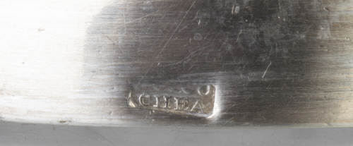 Pareja de candeleros Carlos IV en plata española punzonada.