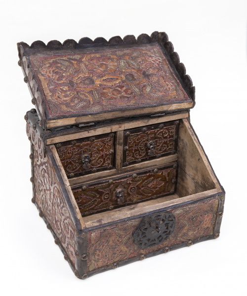 Raro escritorio de mesa.Virreinato del Perú, ff. S. XVII.