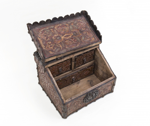 Raro escritorio de mesa.Virreinato del Perú, ff. S. XVII.