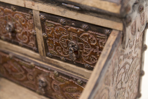 Raro escritorio de mesa.Virreinato del Perú, ff. S. XVII.