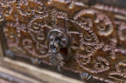 Raro escritorio de mesa.Virreinato del Perú, ff. S. XVII.