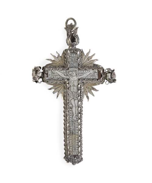 Cruz de nácar grabado, engastada en plata.Tierra Santa, S