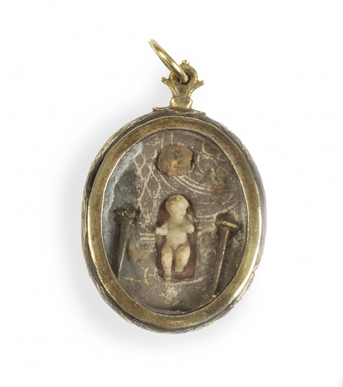 Relicario con marco de metal dorado con dos vitrales, anver