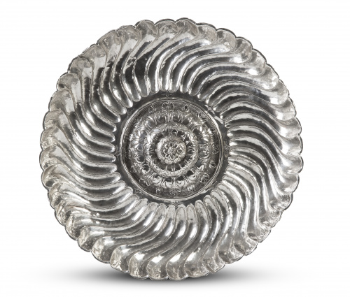 Importante fuente en plata virreinal Novohispana punzonada.