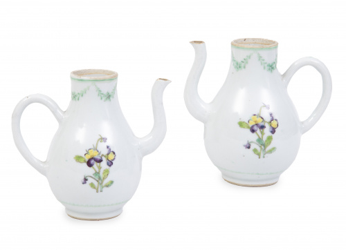 Dos jarritos de porcelana esmaltada con peonías y cenefa ve