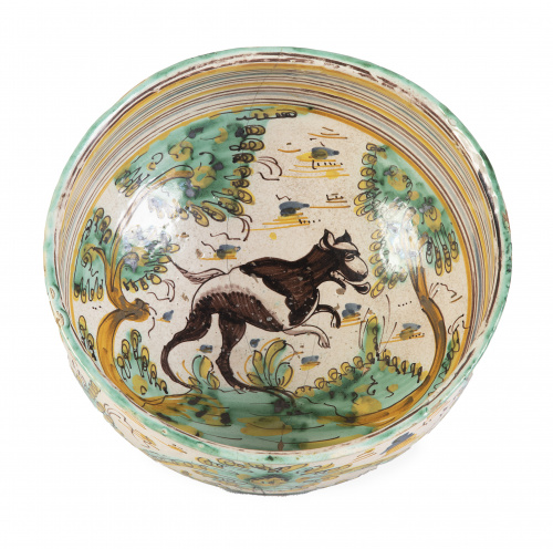 Cuenco de cerámica esmaltada con perro.Talavera, S. XVIII.