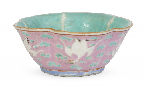 Cuenco de porcelana esmaltada en rosa, azul y verde decorad