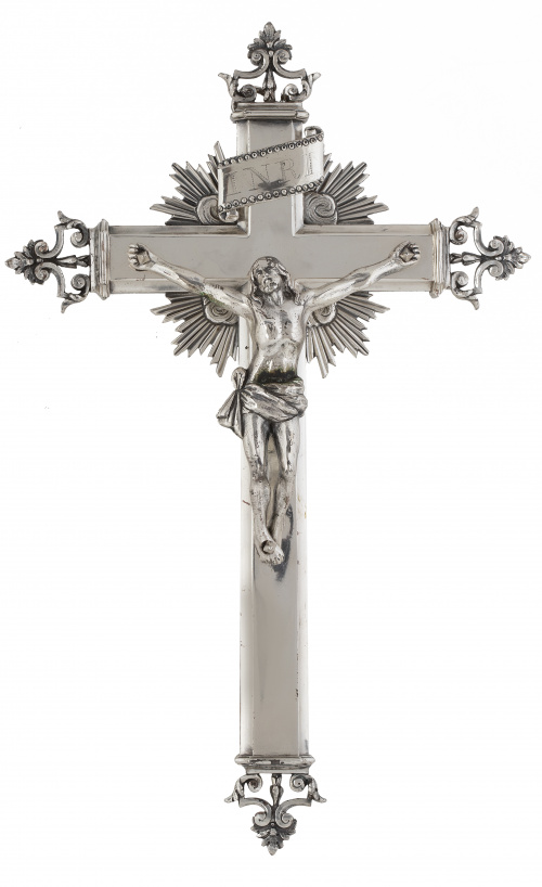 Cristo crucificado sobre cruz.Plata en su color, con insc
