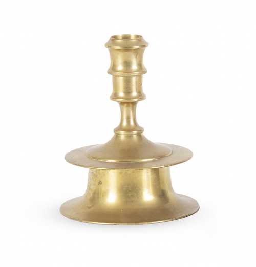 Candelero de carrete de bronce dorado.S. XVII.