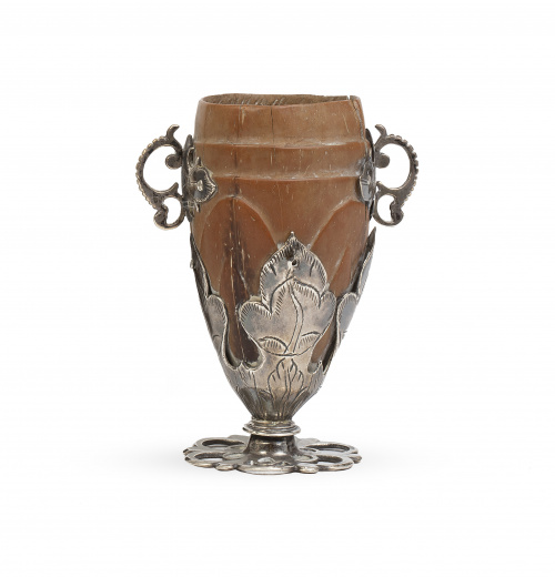 Jícara chocolatera de nuez de Coco montado en plata.Quizá