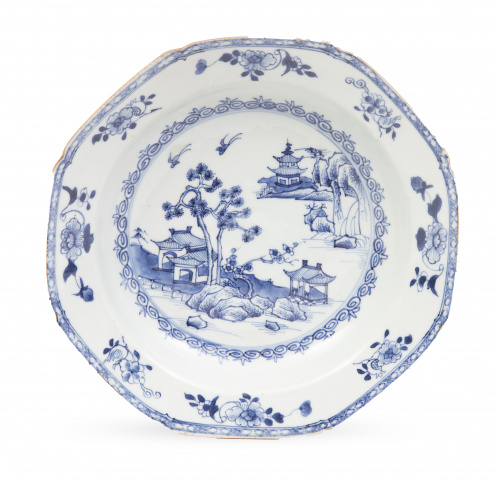 Plato sopero ochavado de porcelana esmaltada con pagodas y 