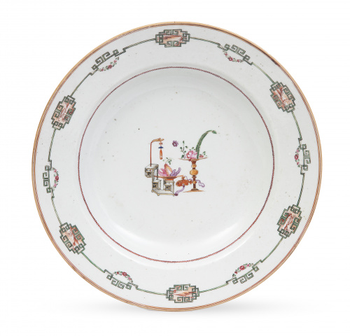 Plato hondo de porcelana esmaltada con velador, estantería 