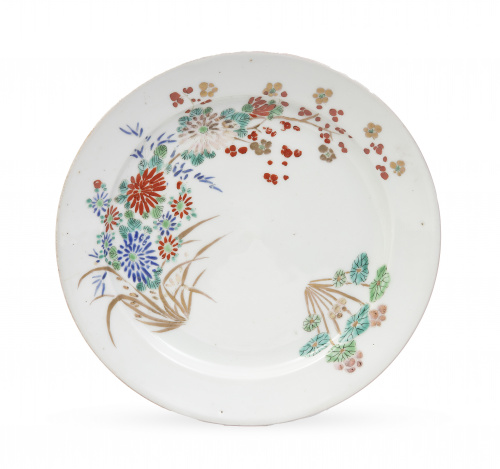 Plato de porcelana esmaltada y dorada con flores.Japón, S
