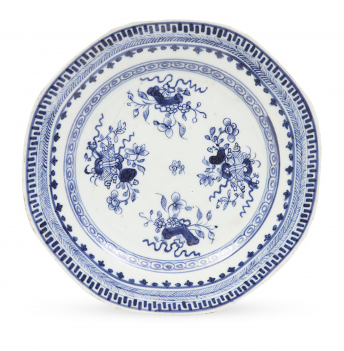 Plato achaflanado de porcelana esmaltada en azul y blanco c