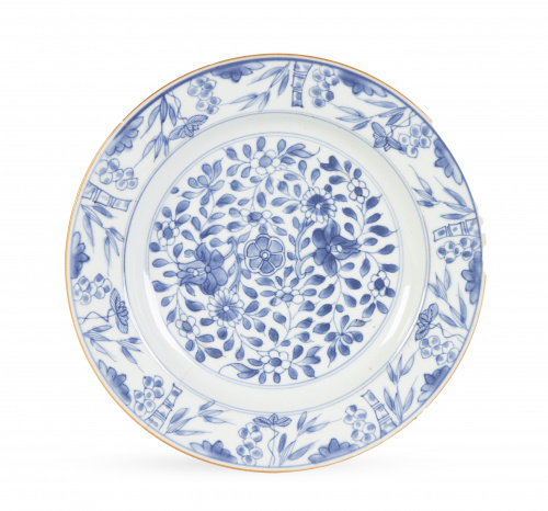 Plato de porcelana esmaltada en azul y blanco con decoració