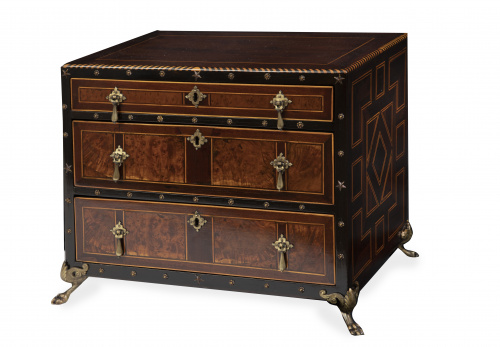 Bargueño de madera de raíz y metal aplicado.Trabajo del n