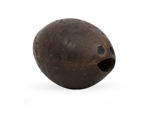 Polvorera con escenas taurinas talladas.Trabajo francés, 