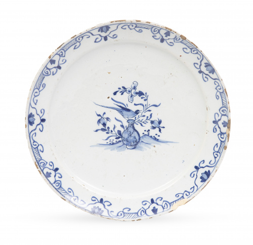 Plato de cerámica esmaltada en azul de cobalto con jarrón, 