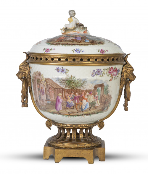 "Pot-pourri" de porcelana esmaltada montado en bronce. Sigu