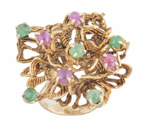 Sortija con diseño de gran flor con esmeraldas y rubíes