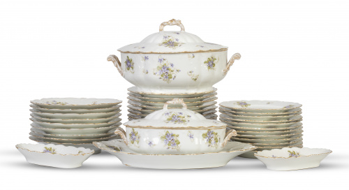 Vajilla en porcelana con filo dorado y decoración floral pi