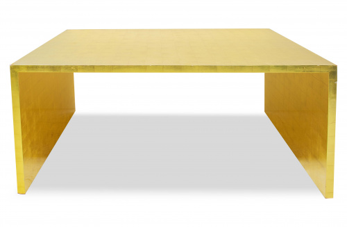 Mesa de comedor de madera con trabajo de pana de oro.Dise
