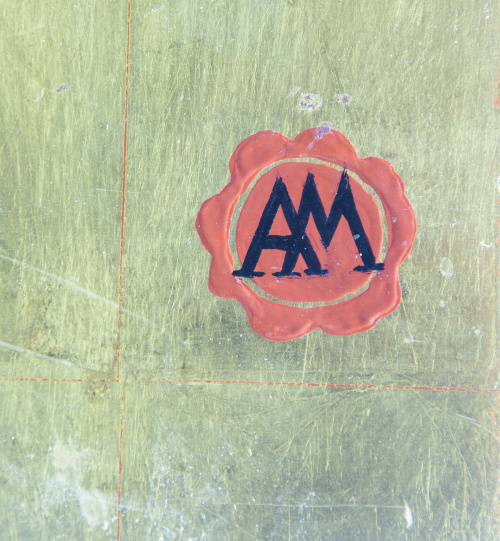 Mesa de comedor de madera con trabajo de pana de oro.Dise