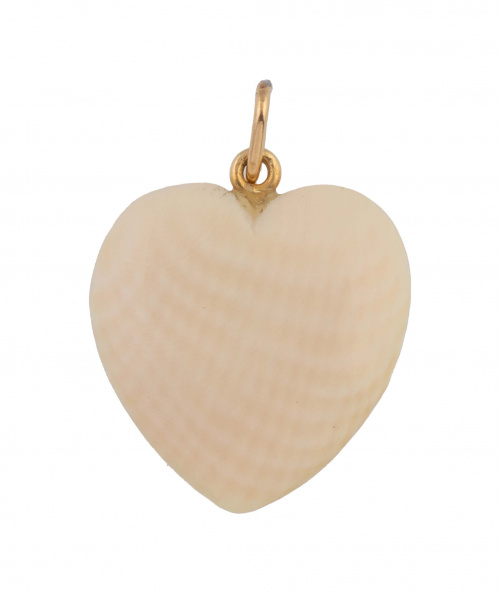 Colgante con diseño de corazón en marfil