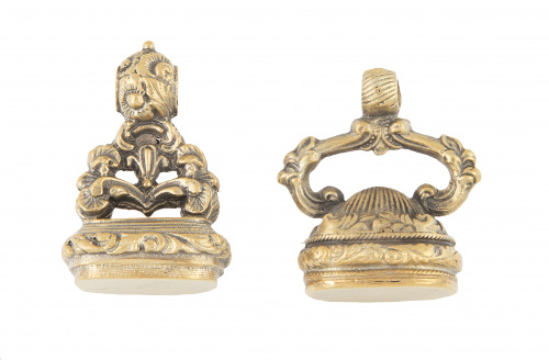 Lote de dos sellos charms de plata vermeil con decoracion d