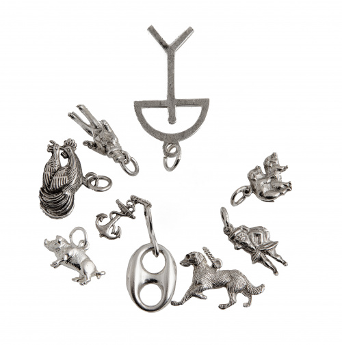 Lote de nueve pequeños colgantes de diferentes motivos en p